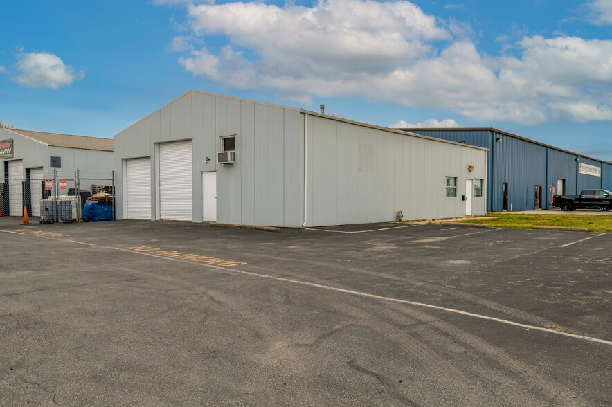 More Photos Of 9 James Ct, Wilmington Warehouse For Lease