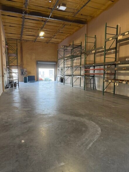 More Photos Of 7575 Kingspointe Pky, Orlando Showroom For Lease