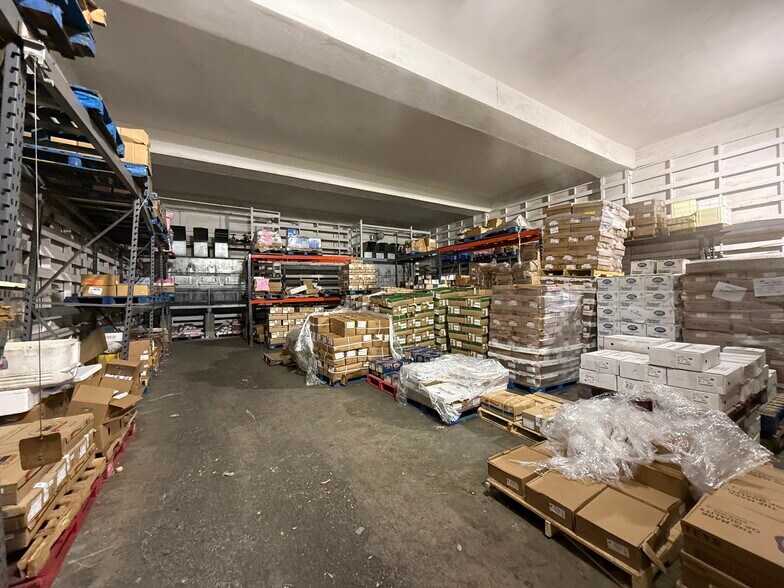 More Photos Of 517 Cummins St, Honolulu Warehouse For Sale