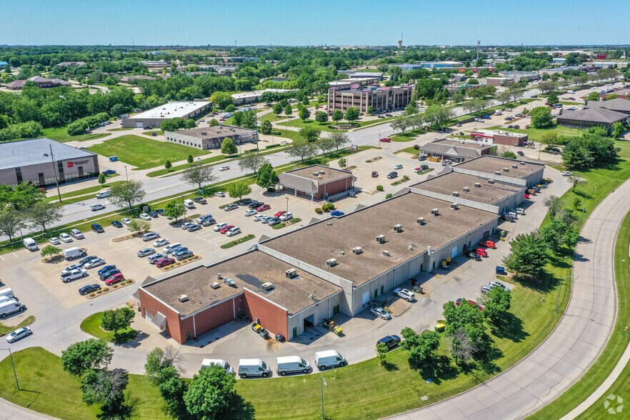 More Photos Of 2725-2819 100th St, Urbandale Unknown For Lease