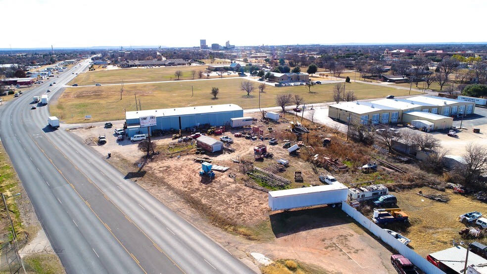 More Photos Of 1902 N Treadaway Blvd, Abilene Showroom For Sale