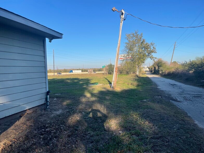 More Photos Of 4095 SE I 10 Frontage Rd, Sealy Medical For Sale