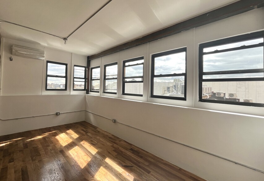 More Photos Of 310 Meserole St, Brooklyn Flex For Lease