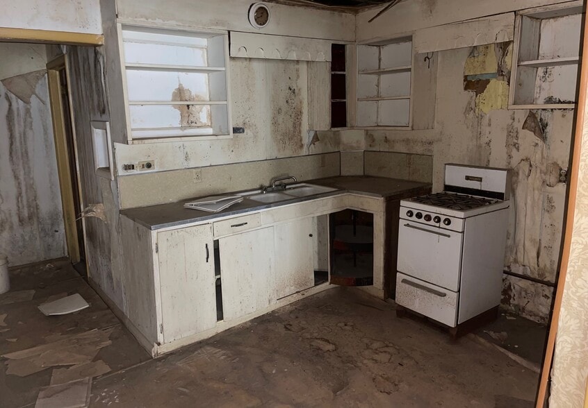 More Photos Of 145 E Main St, Sedan General Retail For Sale