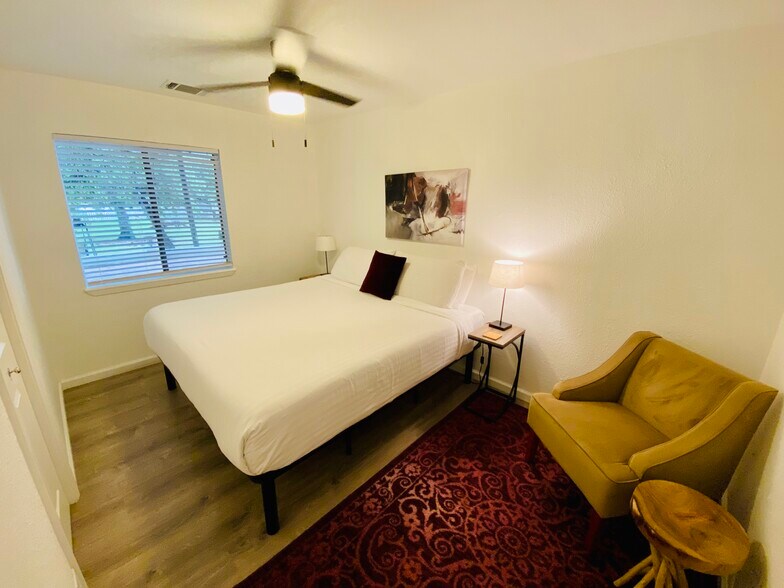 More Photos Of 104 Scudder Ln, Wimberley Hotel For Sale