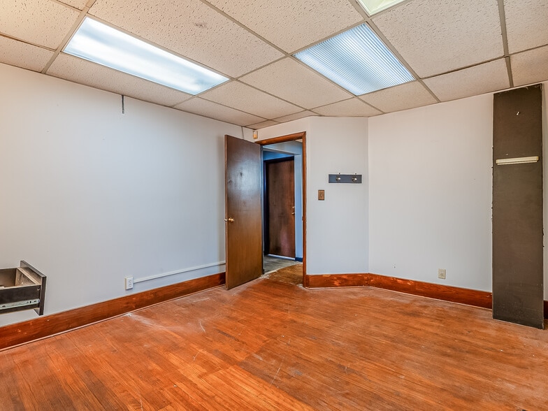 More Photos Of 1121 E State Blvd, Fort Wayne Freestanding For Sale