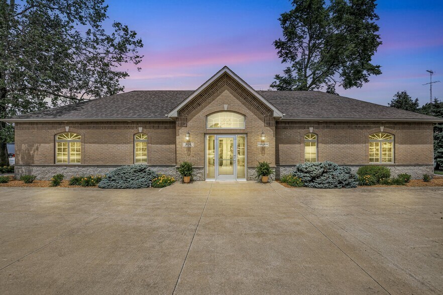 More Photos Of 606 W Oak St, Fairbury Office For Sale