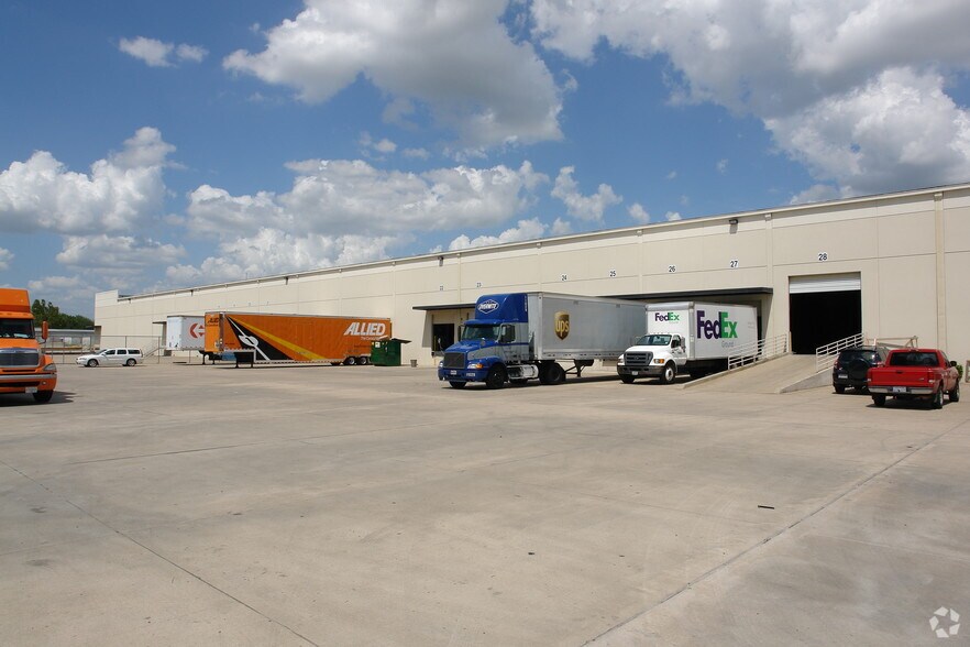 More Photos Of 9010 W Little York Rd, Houston Distribution For Lease