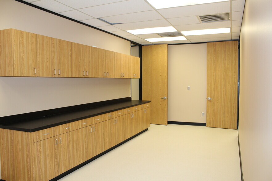 More Photos Of 500 Century Plaza Dr, Houston Light Distribution For Lease