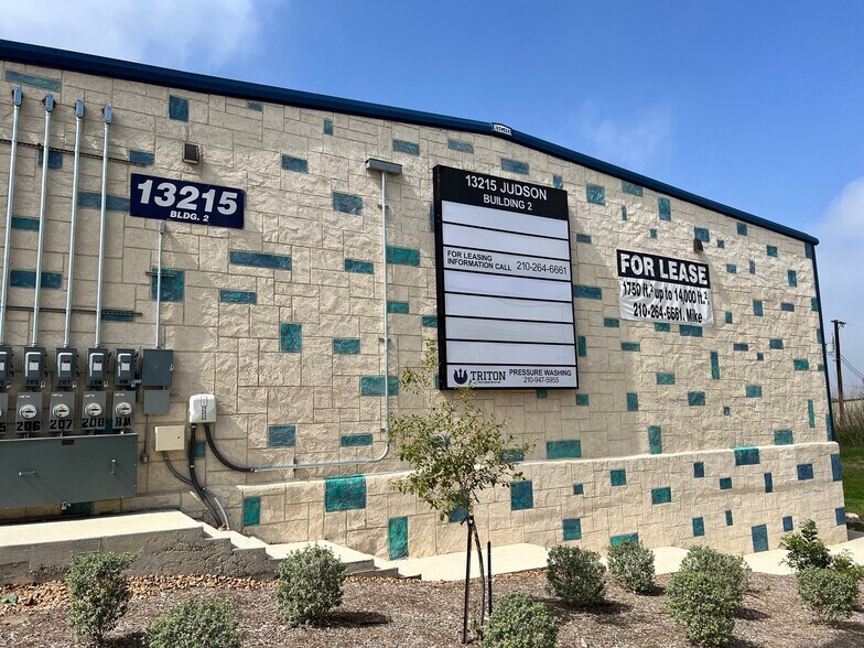More Photos Of 13215 Judson Rd, San Antonio Showroom For Lease