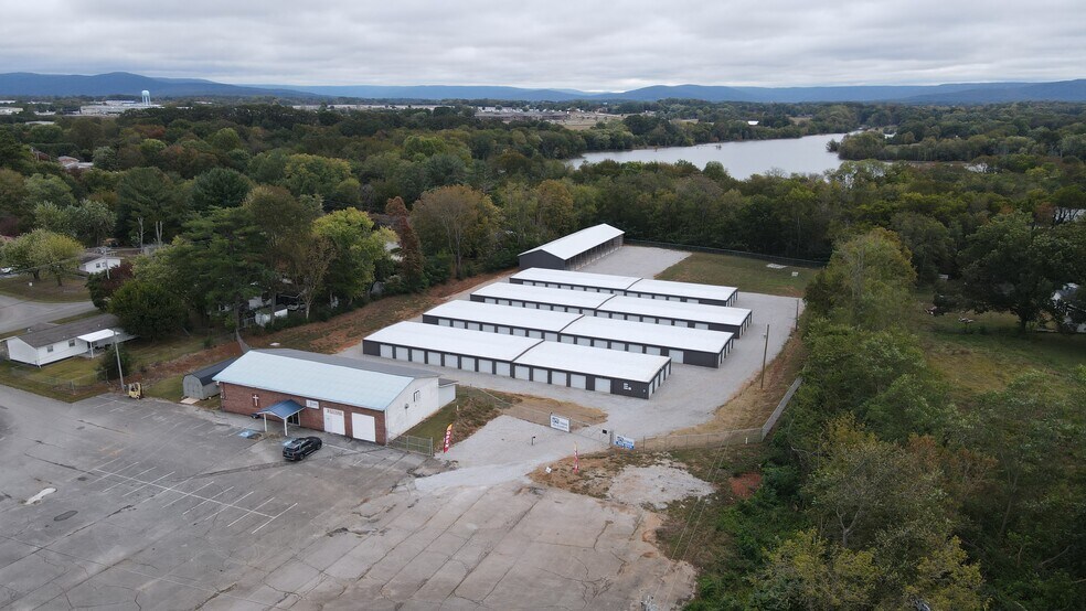 More Photos Of 912 Dinah Shore blvd, Winchester Self Storage For Sale