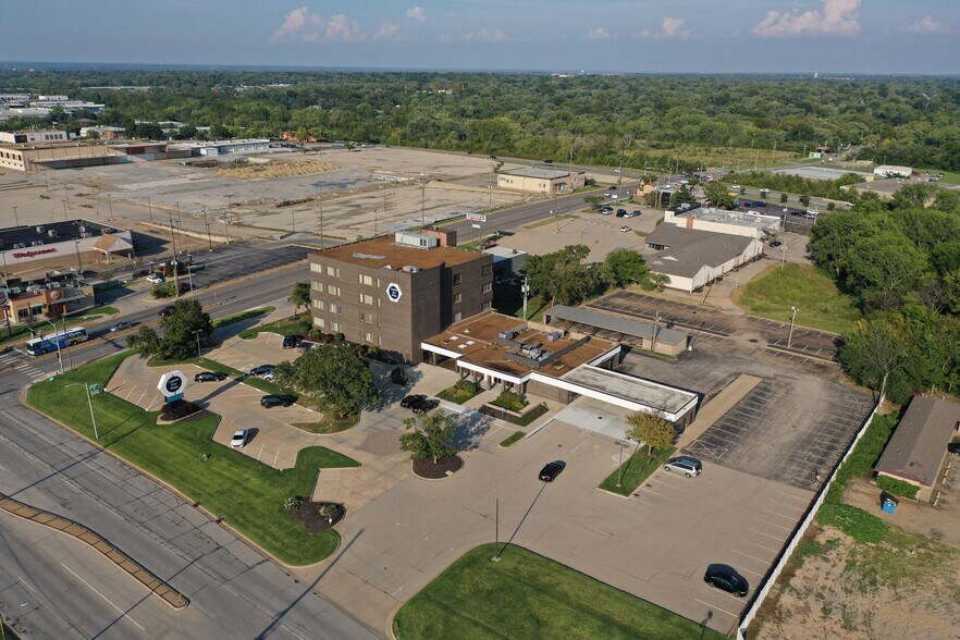 More Photos Of 3706 SW Topeka Blvd, Topeka Office For Lease