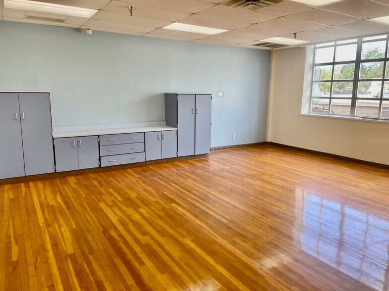 More Photos Of 216 E College St, Seguin Flex For Sale