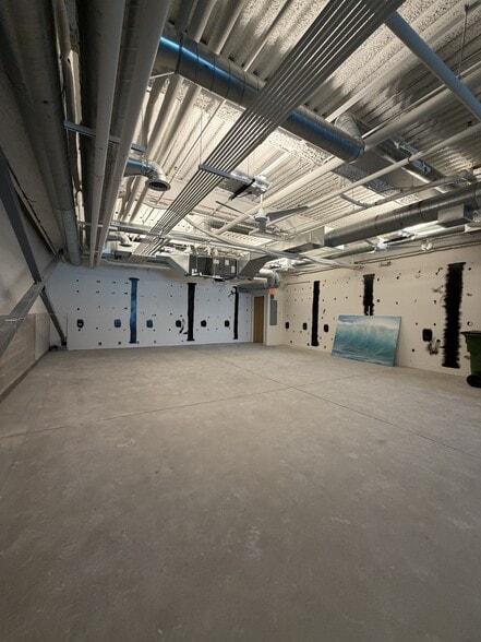 More Photos Of 125 W 4th St, Royal Oak Storefront Retail Office For Lease