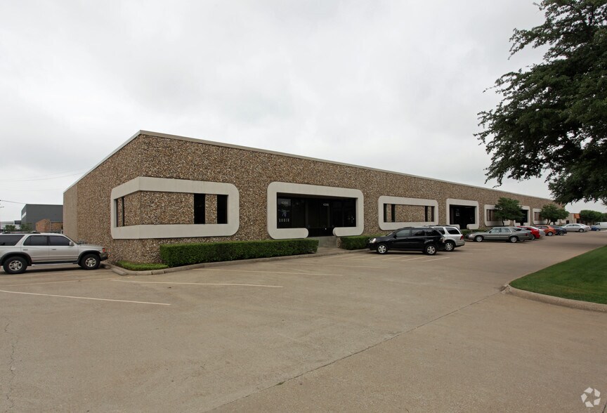 More Photos Of 4384-4398 Sunbelt Dr, Addison Light Manufacturing For Lease