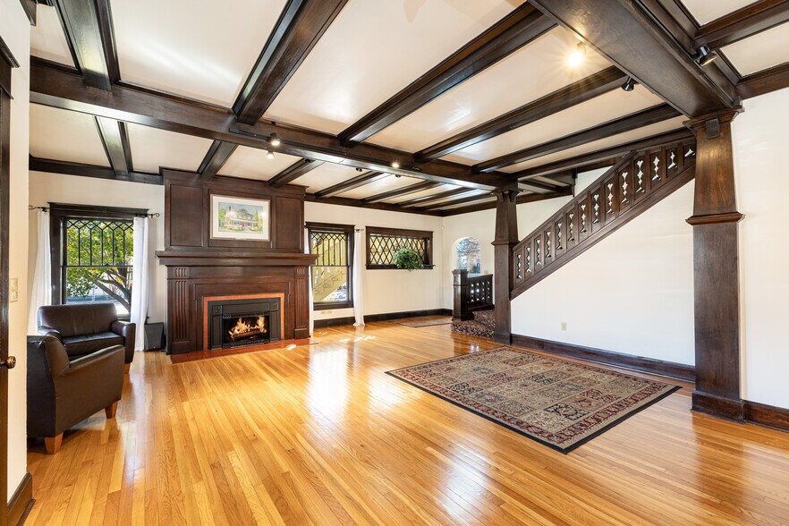 More Photos Of 717 W Riordan Rd, Flagstaff Storefront Retail Office For Sale