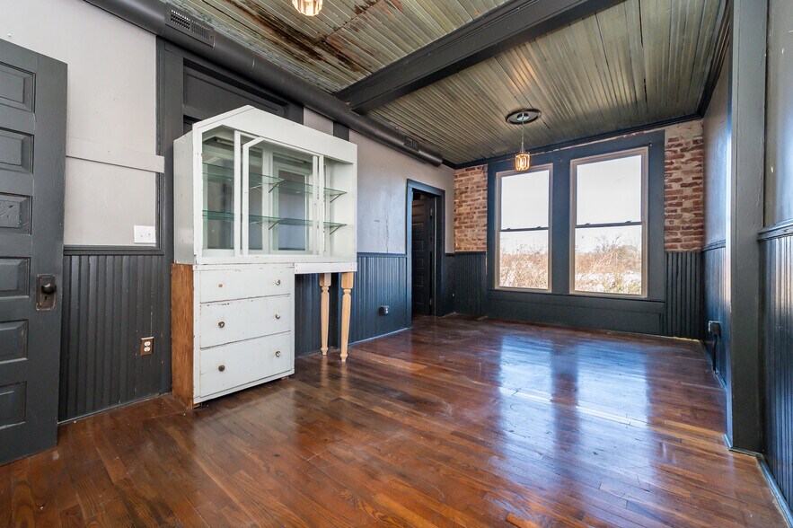 More Photos Of 108 E Public Sq, Laurens Storefront Retail Residential For Sale