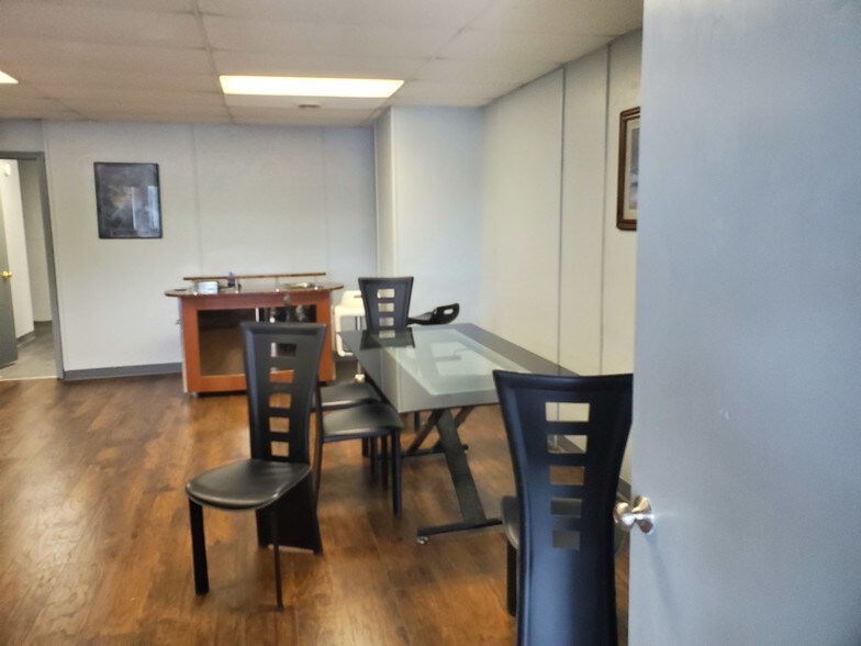 More Photos Of 2425 Hyde Park Blvd, Niagara Falls Freestanding For Lease
