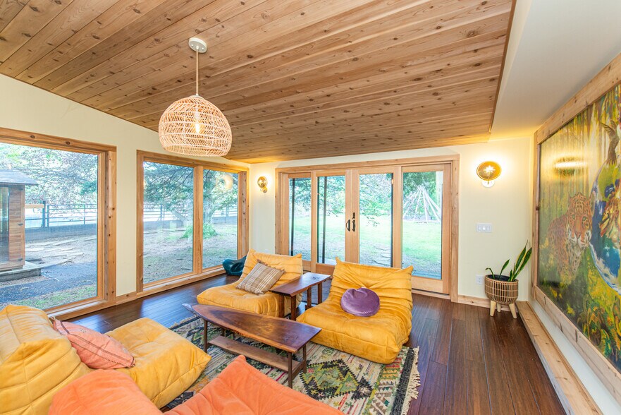 More Photos Of 62 Mount Pleasant Rd, Columbia Specialty For Sale