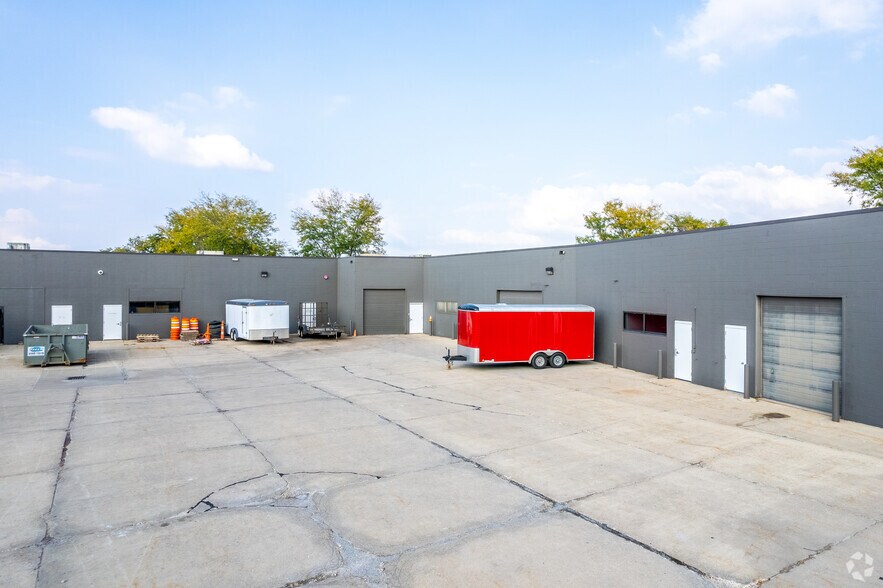 More Photos Of 11200-11274 Aurora Ave, Urbandale Flex For Lease