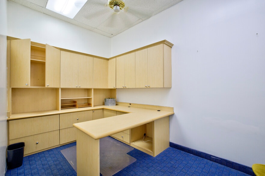 More Photos Of 7118-7170 N Nob Hill Rd, Tamarac General Retail For Lease