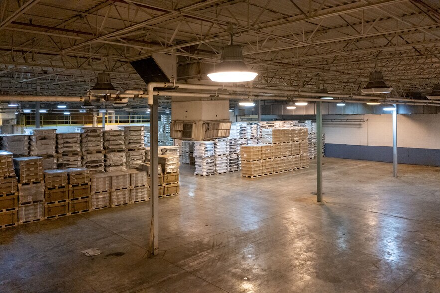 More Photos Of 200 Universal Dr, Centerville Distribution For Lease