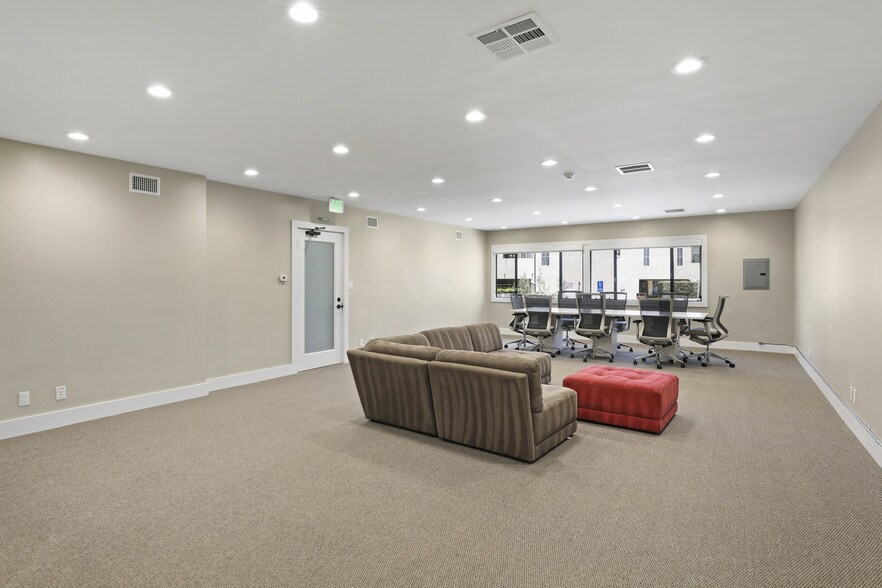 More Photos Of 2700 E Coast Hwy, Newport Beach Storefront Retail Office For Lease