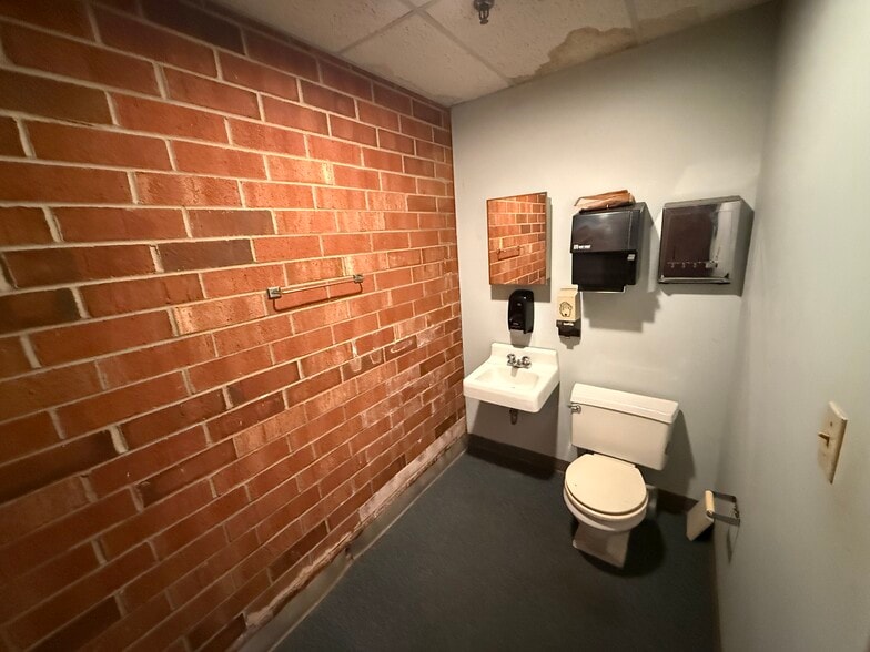 More Photos Of 900 Baker Rd, High Point Warehouse For Sale