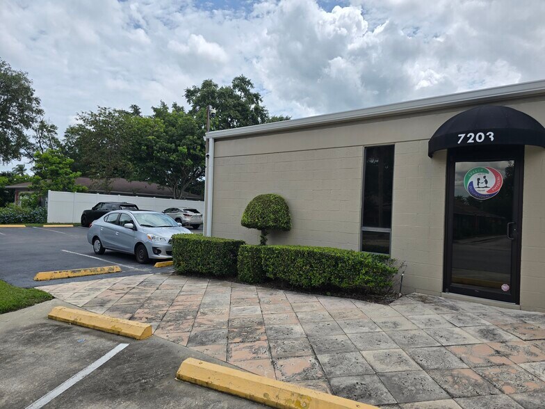 More Photos Of 7201-7205 Aloma Ave, Winter Park Office For Lease