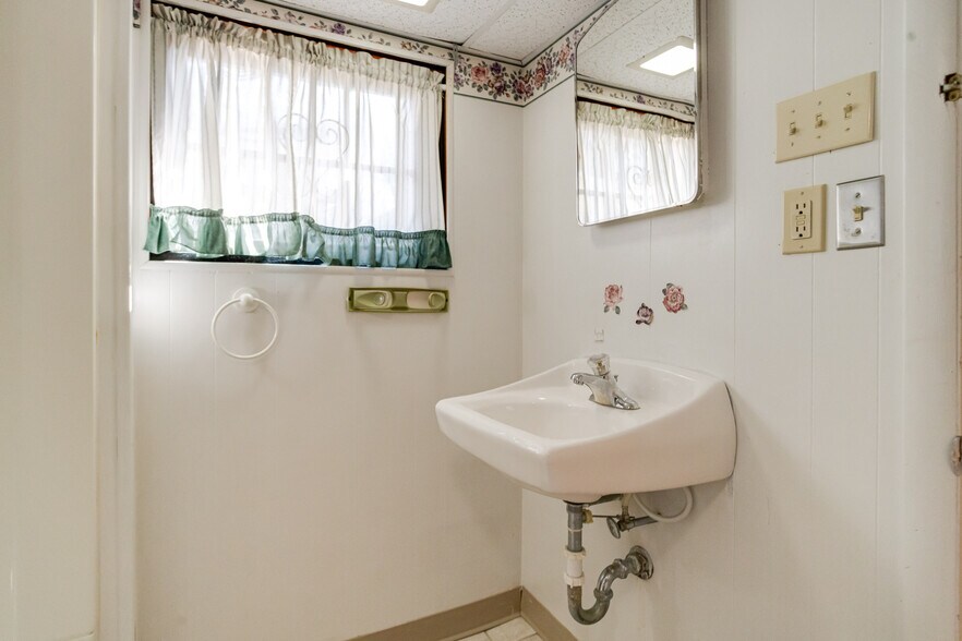 More Photos Of 407 W Pennsylvania Ave, Towson Office For Sale