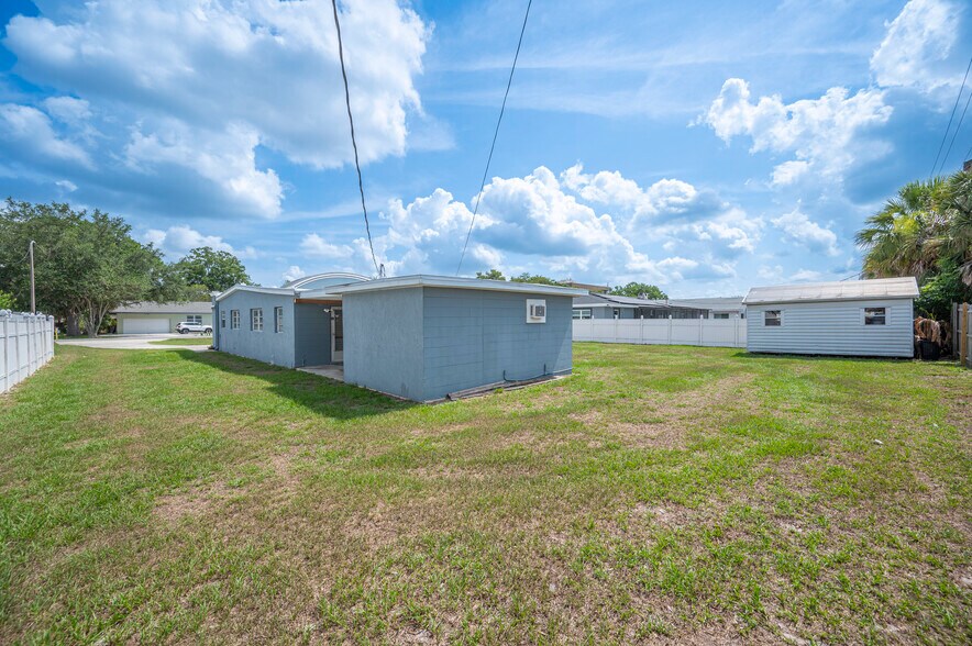 More Photos Of 304 Doris Dr, Lakeland Medical For Sale