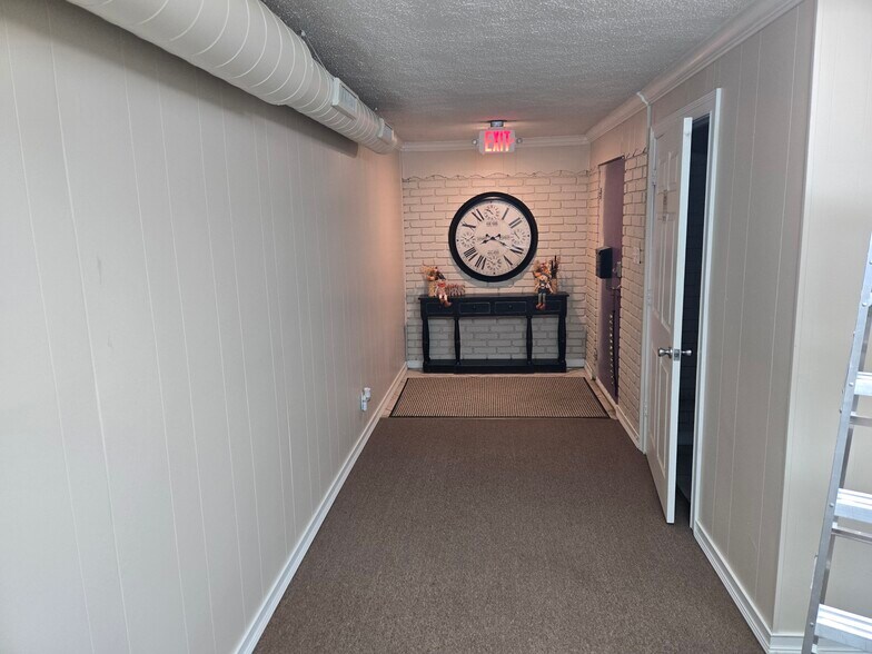 More Photos Of 1813 N Harrison St, Shawnee Flex For Lease