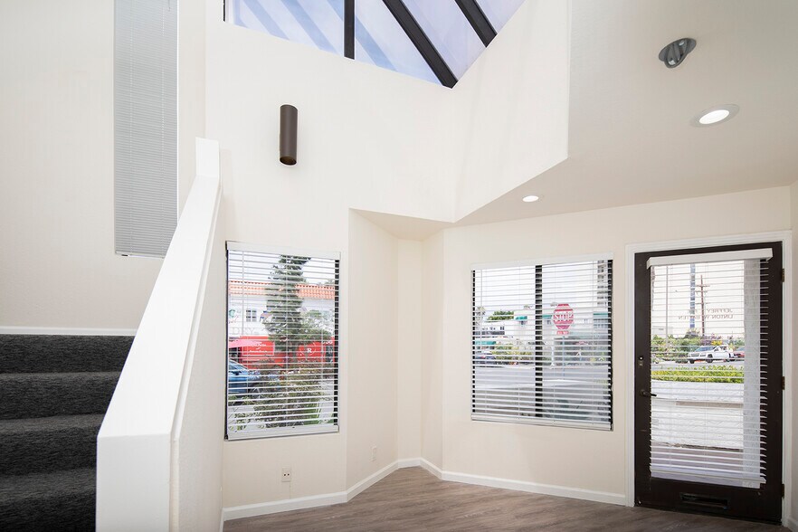 More Photos Of 4895 Cass St, San Diego Office For Lease
