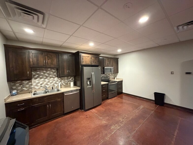 More Photos Of 8576 N Green Hills Rd, Kansas City Storefront Retail Office For Lease