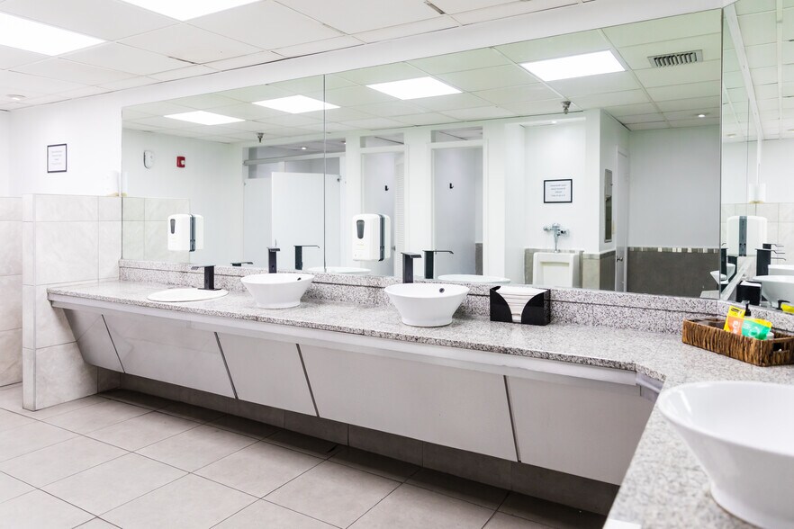 More Photos Of 2801 NW 74th Ave, Miami Medical For Lease