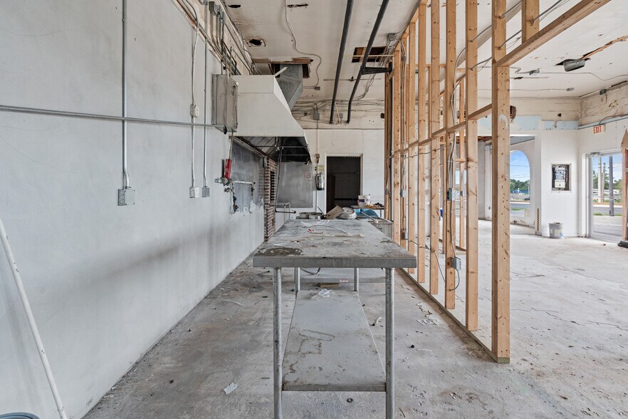 More Photos Of 2543 S Harbor City Blvd, Melbourne General Retail For Lease
