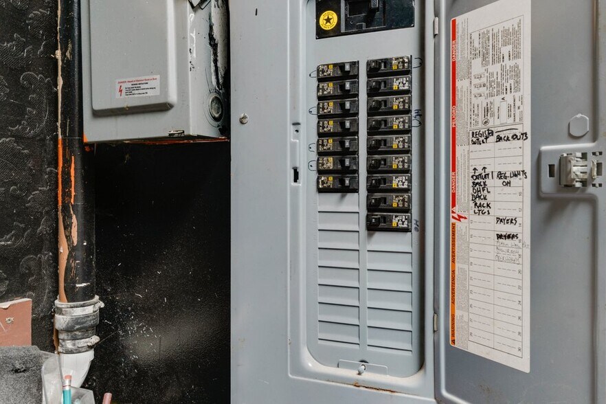 More Photos Of 2112 N Charles St, Baltimore Office For Sale