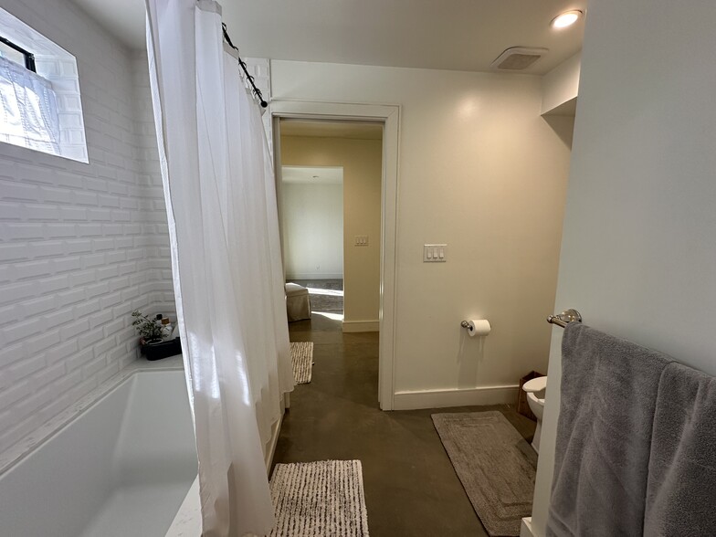 More Photos Of 4775 Memphis St, Dallas Light Distribution For Sale