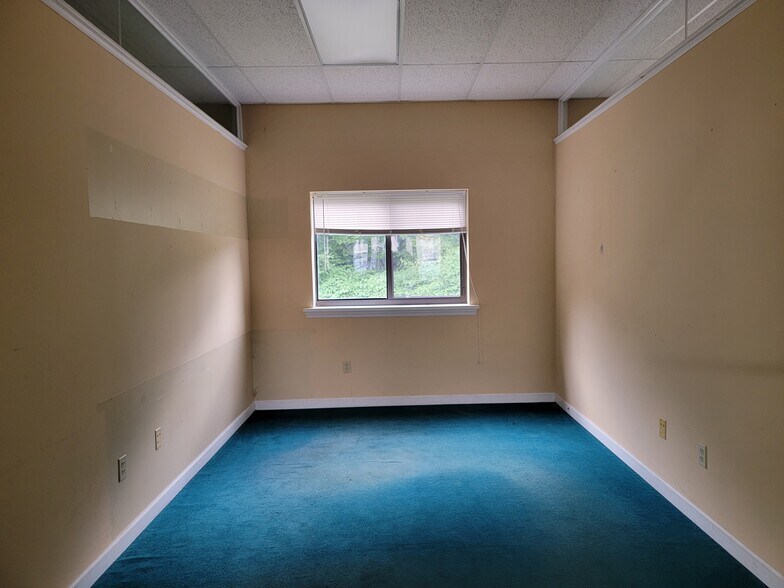 More Photos Of 1575 Thomaston Ave, Waterbury Storefront For Lease