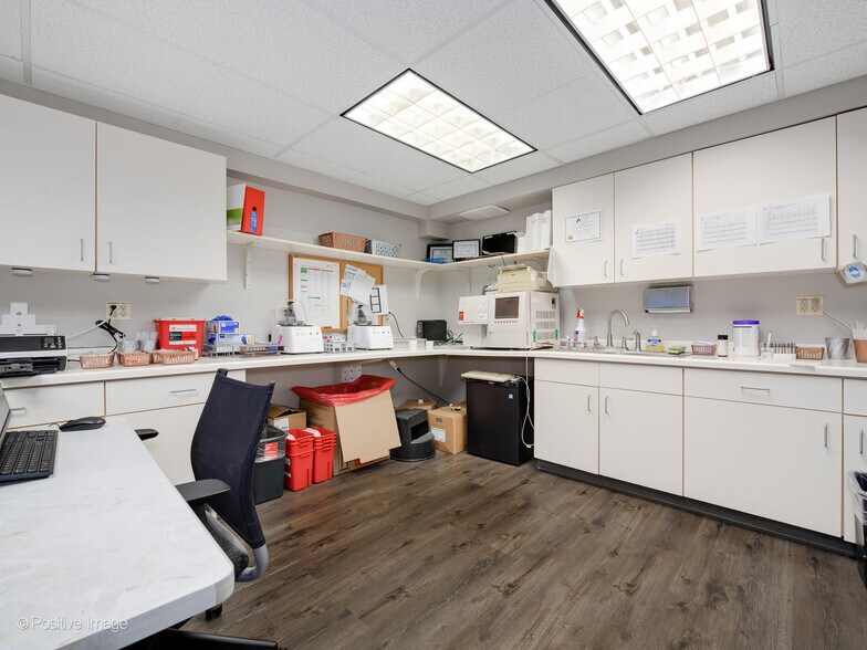 More Photos Of 9631 Gross Point Rd, Skokie Medical For Sale