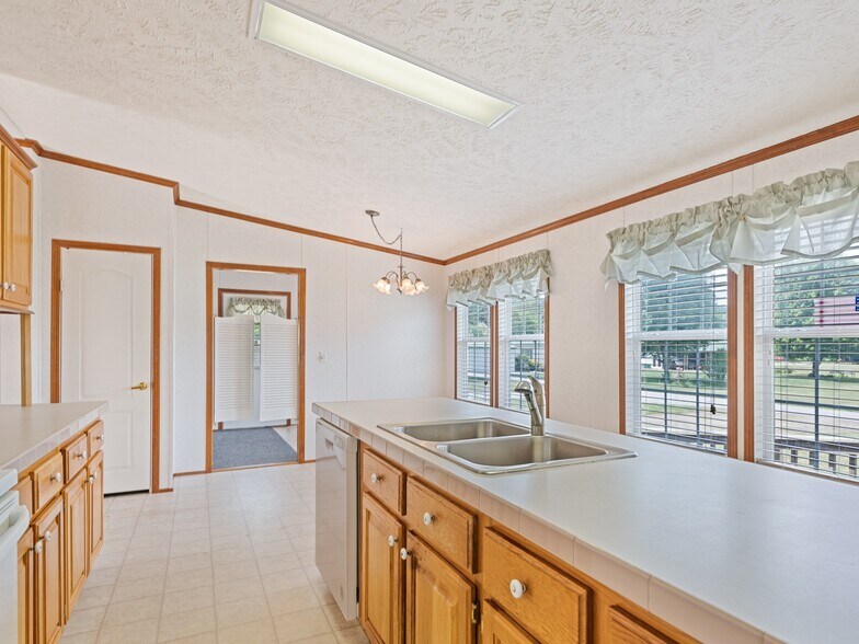 More Photos Of 25 Lester Ln, Waynesville Flex For Sale