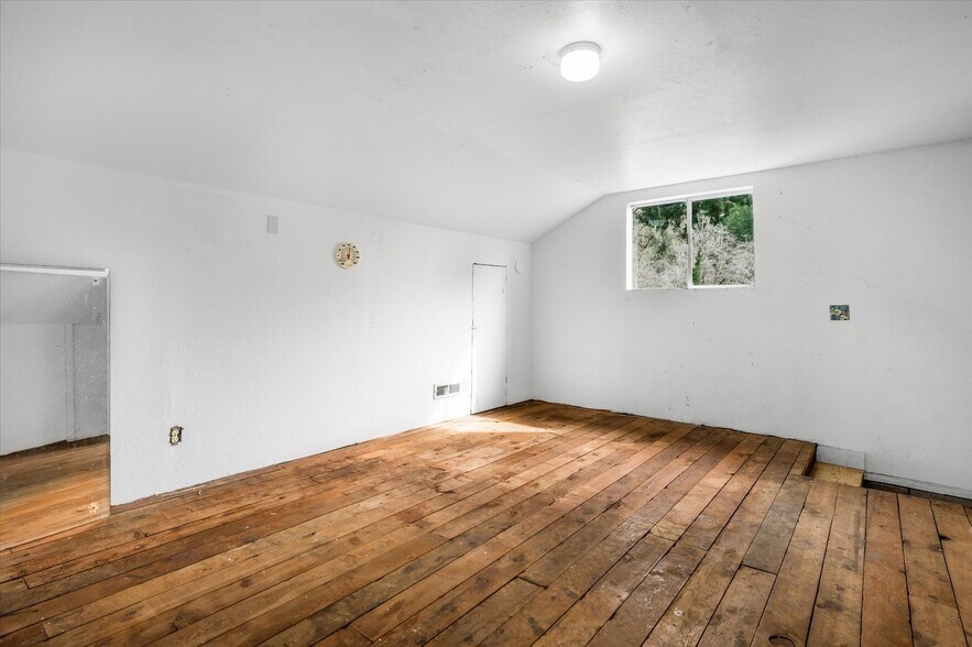 More Photos Of 7550 Logsden Rd, Logsden Convenience Store For Sale