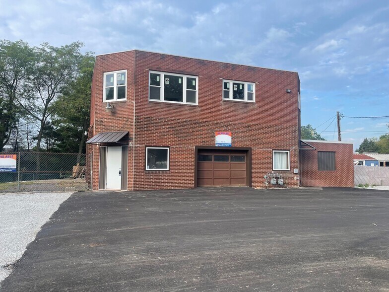 More Photos Of 2627 Waynesburg Dr SE, Canton Storefront Retail Residential For Sale