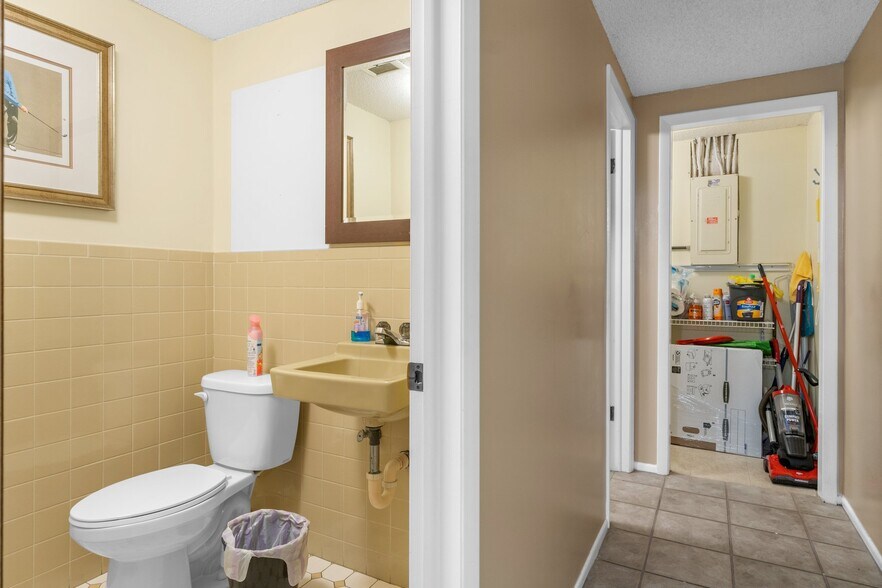 More Photos Of 14309 Old Dixie Hwy, Hudson Office For Sale