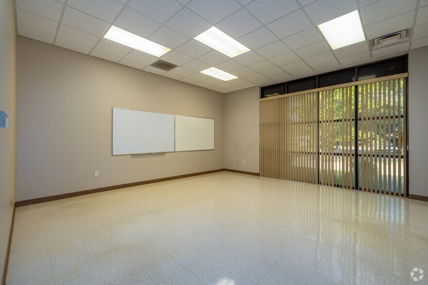 More Photos Of 2900 S National Ave, Springfield Medical For Lease