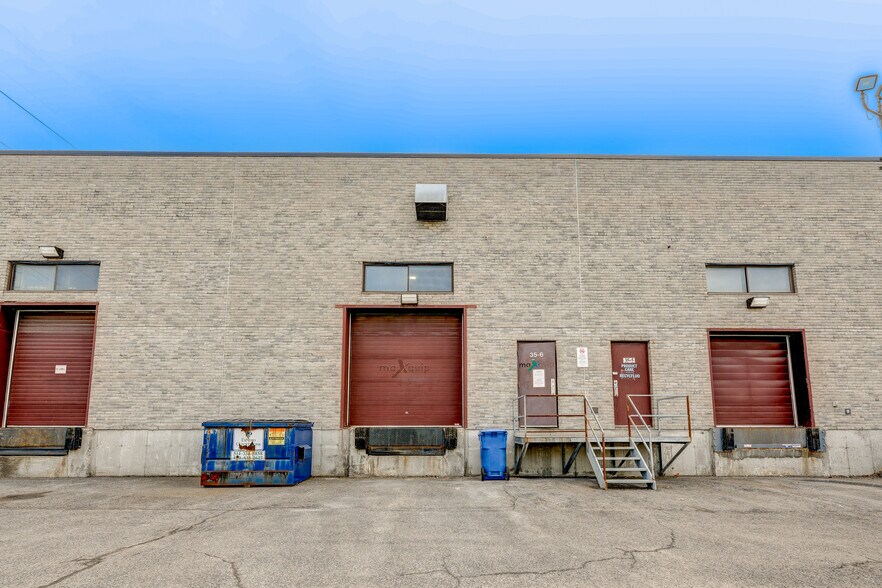 More Photos Of 35 Rue De Lauzon, Boucherville Warehouse For Lease