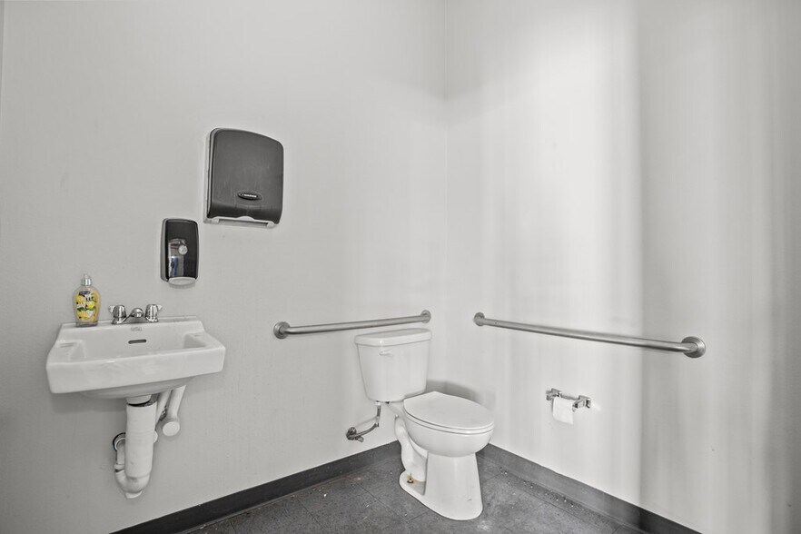 More Photos Of 2500 N Medford Dr, Lufkin Warehouse For Sale