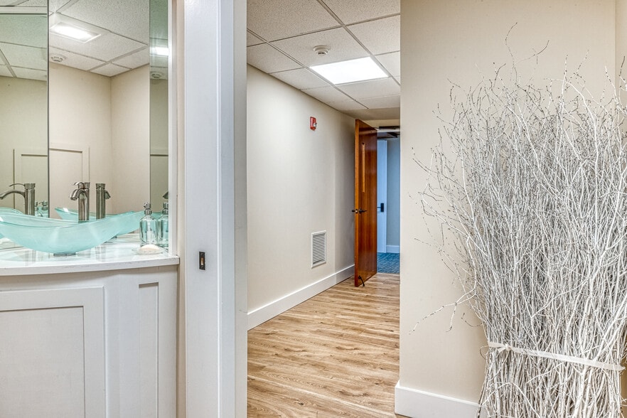 More Photos Of 126-130 N Main St, East Hampton Office For Lease