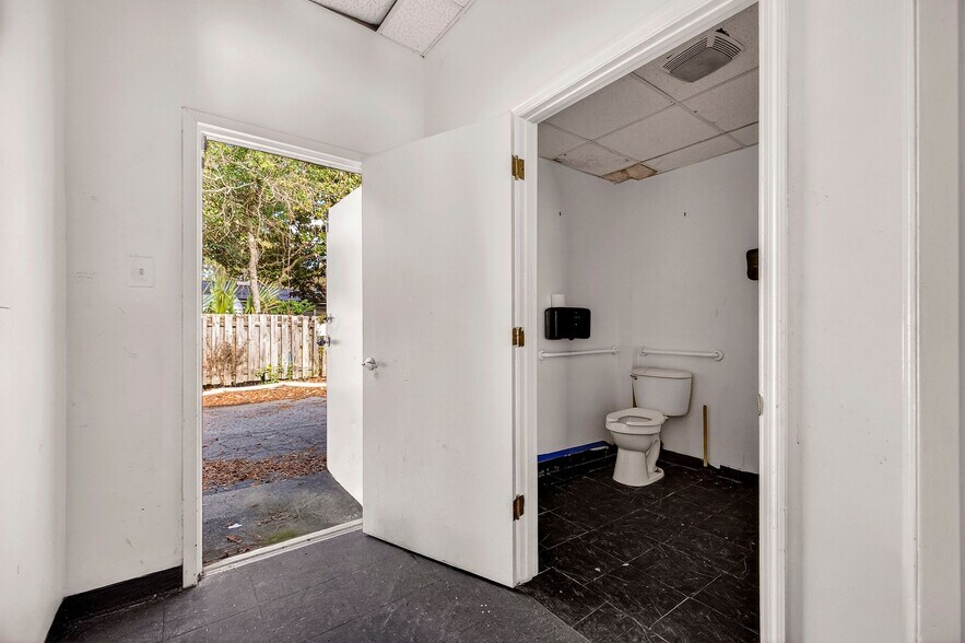 More Photos Of 4421-4443 Skidaway Rd, Savannah Storefront Retail Office For Lease