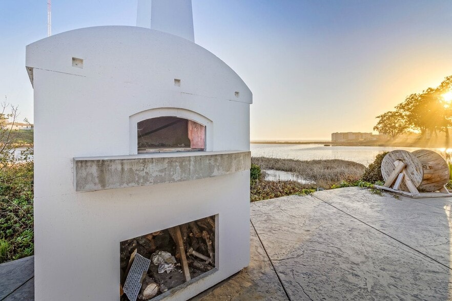 More Photos Of 2300 Portola Dr, Santa Cruz Warehouse For Sale